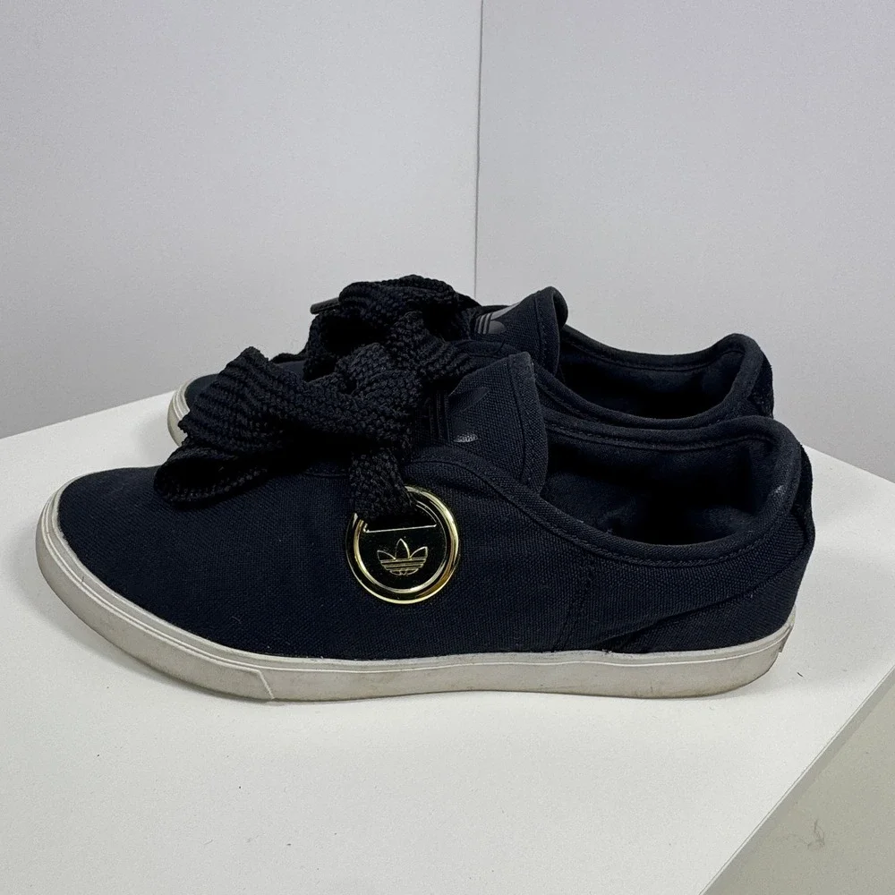 adidas Sleek Low Sneaker Womens Size 7 Black‎ Ribbon Bow Gold Badge FV0741